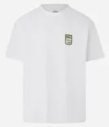 Remera blanca de corte relajado, cuello redondo y manga corta. Presenta un pequeño estampado con íconos de camping en el frente y la frase "We Don't Escape Reality" en la espalda.