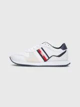 Zapatillas Tommy Hilfiger blancas con detalles en azul marino y rojo.