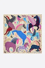 Pañuelo cuadrado de la marca Bimba y Lola confeccionado en poliéster reciclado. Presenta un diseño artístico con fondo de animal print en tono beige y figuras de caballos y pegasos ilustrados en una paleta multicolor que incluye azul, violeta, rosado y bordó.