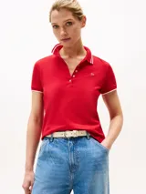 Chomba roja de corte slim confeccionada en algodón elástico, con cuello y mangas ribeteadas en blanco, tapeta de cinco botones y logo bordado en el pecho.