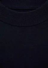 Sweater azul marino de tejido de punto con cuello redondo y mangas largas.