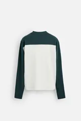 Camiseta de manga larga con cuello pico y corte relaxed fit. Diseño color block en blanco y verde con bordado de la palabra 'Saint Frederic' y el número '80' en el frente.