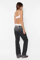 Conjunto de ropa interior de satén blanco, compuesto por un corpiño de aro media copa con breteles regulables y cierre trasero de tres posiciones, y una bombacha de tiro alto con elástico fruncido en la cintura y broches a presión en la entrepierna.