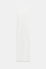 Vestido midi blanco de tejido de punto, con cuello redondo, sin mangas, drapeado en el frente, forro interior y abertura en la espalda.