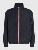 Campera de nailon reciclado color azul marino, con cierre de cremallera, cuello alto, bolsillos laterales y bolsillo en la manga. Se puede plegar para guardar fácilmente.