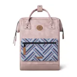 Mochila Cabaia Adventurer Male color rosa, con capacidad de 23 litros, sistema MOLLE, compartimento acolchado para tablet o laptop, correa para sujetar a la maleta y tirantes acolchados antitranspirantes.