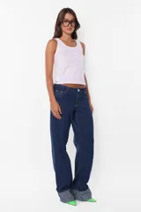 Pantalón de denim azul oscuro, de corte recto, con botamanga fija.