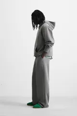 Pantalón jogger negro de corte ancho, confeccionado en tejido de algodón con interior de rizo. Cuenta con cintura elástica ajustable con cordón interior, bolsillos laterales y bolsillo trasero de parche.