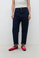 Pantalón jean de tiro alto, corte amplio y pierna recta, color azul oscuro.