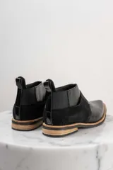 Botas negras de cuero con diseño elegante y cómodo, ideales para uso diario.