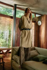 Vestido tejido color beige con escote en V y diseño acanalado.
