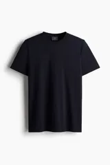 Remera negra de corte ajustado en punto suave de algodón pima, con cuello redondo ribeteado acanalado fino y bajo recto.