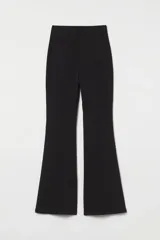 Calzas negras de punto con tiro alto, cintura elastizada y corte acampanado.