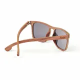 Lentes de sol con montura cuadrada de madera color marrón y lentes grises.