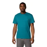 Remera de hombre color azul petróleo, de corte clásico y manga corta. Tiene el logo de la marca bordado en el pecho.