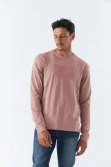 Remera de hombre de manga larga color rosa con cuello redondo y logo bordado en relieve en el pecho.