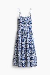 Vestido midi con estampado floral azul y blanco, breteles finos ajustables, escote cuadrado y cuerpo en punto smock.