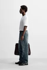 Pantalón de jean azul con efecto lavado, corte recto y largo al tobillo.