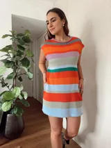 Vestido corto tejido con hilo de algodón en punto jersey rayado. Silueta recta y cuello redondo. Hecho a mano con máquina de carro y terminaciones en crochet.
