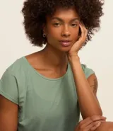 Remera de microfibra color verde menta, con escote redondo y manga corta.