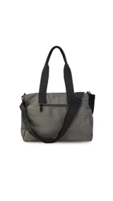 Bandolera de nylon color bordó con detalles en negro. Presenta un compartimento principal con cierre, doble asa de mano y una correa de galón extensible y removible. Incluye múltiples bolsillos externos: uno frontal con cierre, uno dorsal con cierre y bolsillos laterales abiertos para un acceso rápido.