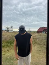 Musculosa negra de corte cuadrado y holgado, sin mangas.