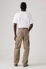 Pantalón cargo color beige, de corte recto y tiro medio, con bolsillos laterales con solapa y bolsillos traseros.
