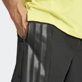 Shorts de training Adidas color negro con tres rayas grises a los costados. Confeccionados en tejido transpirable con tecnología CLIMACOOL, cintura elástica con cordón ajustable, aberturas laterales y bolsillos frontales con cierre.