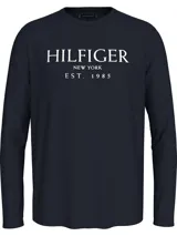 Remera de manga larga azul marino, con cuello redondo y logo de Tommy Hilfiger estampado en el pecho.