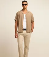 Pantalón de vestir color gris claro, de corte slim fit y largo cropped.