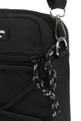 Morral bandolera negro de poliéster con correa ajustable, cierre superior y bolsillo frontal con red elástica.