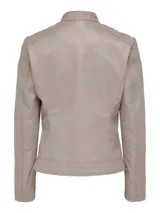 Chaqueta estilo motociclista color gris topo, de cuero sintético, con cuello mao y cierre frontal con cremallera.