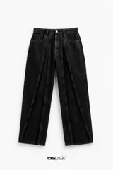 Pantalón de jean negro, corte ancho, con costuras expuestas al frente y en la espalda.