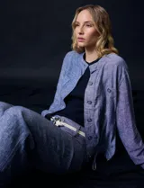 Chaqueta de lino color azul, marca Zac & Rachel, con cuello a la base, abertura central con botones, bolsillos delanteros y ruedo con jareta de ajuste.