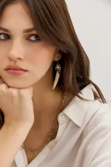 Aros colgantes con gancho francés, dije de piedras y cristales facetados en distintos tonos y un cuerno en hueso.