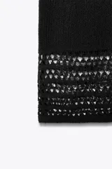 Musculosa negra de punto calado con escote redondo y tirantes anchos.