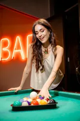 Musculosa negra de seda brillante, corte suelto y escote en V.