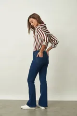 Jean de mujer color negro, tiro medio, corte Oxford (ligeramente acampanado desde la rodilla).