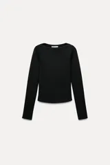 Camiseta negra de algodón con cuello barco y mangas largas.