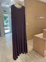 Vestido largo sin mangas, color marrón oscuro o ciruela, de tejido acanalado (morley) con caída amplia.