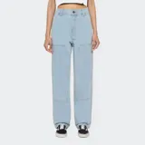 Pantalón de mezclilla celeste, corte holgado con doble rodilla y bolsillo lateral utilitario.