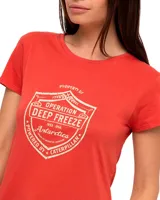 Remera verde con estampa en el frente con el logo de Caterpillar y la leyenda "Operation Deep Freeze Antarctica 1955-1956".