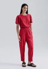 Blusa roja de mangas cortas con volados.
