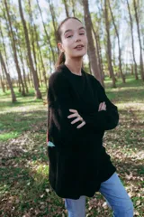 Maxi cardigan negro de lana merino con bordado floral a mano.