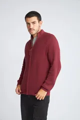 Campera tejida para hombre color bordó, con cierre frontal completo, cuello alto y logo bordado en el pecho. Corte regular.