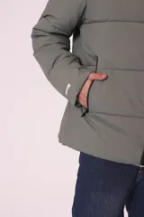 Campera puffer gris con capucha, cierre frontal con cremallera y bolsillos laterales con cierre.