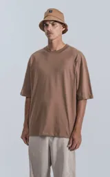 Remera color cañamo, corte crop y calce oversize, de hombros caídos y silueta relajada.