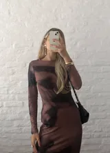 Vestido midi marrón con estampado abstracto en negro, de corte ajustado y manga larga.