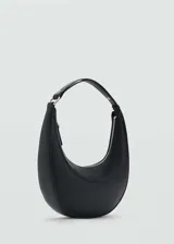 Bolso tipo hobo color beige, con correa corta para el hombro y cierre de cremallera.