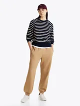 Pantalón de jogging color beige, de corte cónico y cintura elástica con cordón.